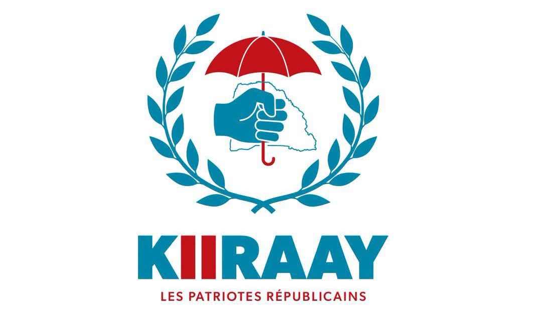 Logo Kiiraay – Les Patriotes Républicains : un poing tenant un parapluie rouge devant la carte du Sénégal, entouré de lauriers